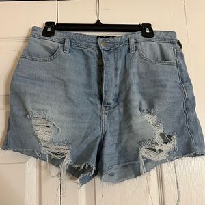 Hollister mom short size 11. It also comes with a belt.